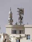 10.01.2017,   Doha (Katar).  Minarett und Mobilfunk-Antenne nebeneinander.