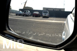 10.01.2017,   Doha (Katar).  Arabischer Schriftzug auf einem Aussenspiegel eines Mietwagens. 