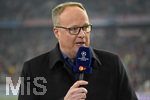 15.02.2017,  Fussball Champions-League 2016/2017, Achtelfinale, FC Bayern Mnchen - FC Arsenal London, in der Allianz-Arena Mnchen. ZDF-Moderator Oliver Welke am Mikrofon.