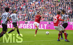 11.03.2017, Fussball 1.Bundesliga 2016/2017, 24.Spieltag, FC Bayern Mnchen - Eintracht Frankfurt, in der Allianzarena Mnchen. mitte: Robert Lewandowski (FC Bayern Mnchen) erzielt das Tor zum 3:0.