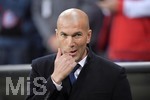 12.04.2017,  Fussball Champions-League 2016/2017, Viertelfinale Hinspiel, FC Bayern Mnchen - Real Madrid, in der Allianz-Arena Mnchen. Trainer Zinedine Zidane (Real Madrid) nachdenklich.