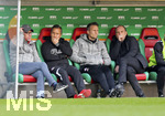 15.04.2017, Fussball 1.Bundesliga 2016/2017, 29.Spieltag, FC Augsburg - 1.FC Kln, in der WWK-Arena Augsburg, Frust auf der Klner Bank, li: Trainer Peter Stger (Kln), re: Jrg Schmadtke. 