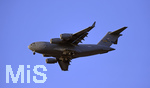 21.04.2017, Luftfahrt, ein Militr-Transportflugzeug der US-Air-Force im Anflug auf die Airbase Ramstein in der Pfalz. Eine Boeing C-17 Globemaster 
