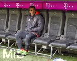 22.04.2017, Fussball 1.Bundesliga 2016/2017, 30.Spieltag, FC Bayern Mnchen - 1.FSV Mainz 05, in der Allianz-Arena Mnchen. Philipp Lahm (FC Bayern Mnchen) auf der Ersatzbank.