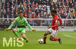 22.04.2017, Fussball 1.Bundesliga 2016/2017, 30.Spieltag, FC Bayern Mnchen - 1.FSV Mainz 05, in der Allianz-Arena Mnchen. v.li: Torwart Jannik Huth (FSV Mainz 05) gegen Kingsley Coman (Bayern Mnchen).