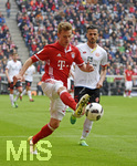 22.04.2017, Fussball 1.Bundesliga 2016/2017, 30.Spieltag, FC Bayern Mnchen - 1.FSV Mainz 05, in der Allianz-Arena Mnchen. v.li: Joshua Kimmich (FC Bayern Mnchen) gegen Danny Latza (FSV Mainz 05).