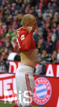 22.04.2017, Fussball 1.Bundesliga 2016/2017, 30.Spieltag, FC Bayern Mnchen - 1.FSV Mainz 05, in der Allianz-Arena Mnchen. Nach dem Spiel: Arjen Robben (FC Bayern Mnchen) zieht sein Trikot aus.