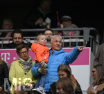 22.04.2017, Fussball 1.Bundesliga 2016/2017, 30.Spieltag, FC Bayern Mnchen - 1.FSV Mainz 05, in der Allianz-Arena Mnchen. Vater von Arjen Robben mit Enkelsohn auf der Tribne.