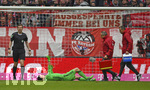 22.04.2017, Fussball 1.Bundesliga 2016/2017, 30.Spieltag, FC Bayern Mnchen - 1.FSV Mainz 05, in der Allianz-Arena Mnchen. Torwart Sven Ulreich (FC Bayern Mnchen) verletzt am Boden.