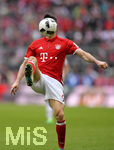22.04.2017, Fussball 1.Bundesliga 2016/2017, 30.Spieltag, FC Bayern Mnchen - 1.FSV Mainz 05, in der Allianz-Arena Mnchen. Robert Lewandowski (FC Bayern Mnchen) hat den Ball vor dem Gesicht.