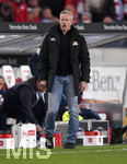 24.04.2017, Fussball 2.Bundesliga 2016/2017, 30.Spieltag, VfB Stuttgart - 1.FC Union Berlin, in der Mercedes-Benz-Arena Stuttgart, Trainer Jens Keller (Union Berlin) nachdenklich.