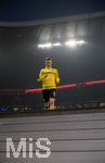 26.04.2017, Fussball DFB Pokal 2016/2017, Halbfinale. FC Bayern Mnchen - Borussia Dortmund, in der Allianz-Arena Mnchen. Marco Reus (Dortmund) geht die Treppen zur Kabine hinunter.