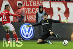 26.04.2017, Fussball DFB Pokal 2016/2017, Halbfinale. FC Bayern Mnchen - Borussia Dortmund, in der Allianz-Arena Mnchen.  v.li: Thiago (FC Bayern Mnchen) gegen Torwart Roman Brki (Dortmund).