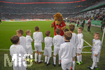 26.04.2017, Fussball DFB Pokal 2016/2017, Halbfinale. FC Bayern Mnchen - Borussia Dortmund, in der Allianz-Arena Mnchen. Berni, das Maskottchen der Bayern begrt die Einlaufkinder.