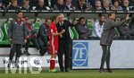 29.04.2017, Fussball 1.Bundesliga 2016/2017, 31.Spieltag, VfL Wolfsburg - FC Bayern Mnchen, in der Volkswagen Arena Wolfsburg. mi. v.l. Philipp Lahm (Bayern Mnchen) und Trainer Carlo Ancelotti (Bayern Mnchen) 