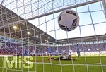 30.04.2017, Fussball 1.Bundesliga 2016/2017, 31.Spieltag, FC Augsburg - Hamburger SV, in der WWK-Arena Augsburg. Torschuss zum 1:0 von Halil Altintop (li, FC Augsburg). Torwart Tom Mickel (Hamburger SV) liegt geschlagen am Boden.