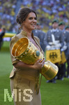 27.05.2017, Fussball DFB-Pokal 2016/17, Finale im Olympiastadion in Berlin, Eintracht Frankfurt - Borussia Dortmund, Katharina Witt (Deutschland) bringt den Pokal.   
