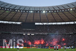 27.05.2017, Fussball DFB-Pokal 2016/17, Finale im Olympiastadion in Berlin, Eintracht Frankfurt - Borussia Dortmund, Frankfurter Fans brennen Pyros ab.