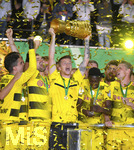 27.05.2017, Fussball DFB-Pokal 2016/17, Finale im Olympiastadion in Berlin, Eintracht Frankfurt - Borussia Dortmund, Siegerehrung, Marco Reus (Dortmund) stemmt den Pokal.