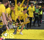 27.05.2017, Fussball DFB-Pokal 2016/17, Finale im Olympiastadion in Berlin, Eintracht Frankfurt - Borussia Dortmund, Julian Weigl (Dortmund) stemmt den Pokal hoch, mit geschienten rechtem Bein.
