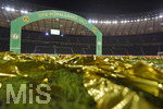 27.05.2017, Fussball DFB-Pokal 2016/17, Finale im Olympiastadion in Berlin, Eintracht Frankfurt - Borussia Dortmund, Nach der Siegerehrung, Goldene Konfetti-Schlangen liegen berall auf dem Rasen verteilt.