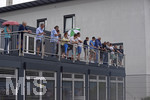 12.06.2017, Fussball Regionalliga Bayern 2017/2018, TSV 1860 Mnchen bereitet sich auf die Saison vor, Trainingsauftakt an der Grnwalderstrasse. Auf einem Dach schauen die Fans dem Training zu.