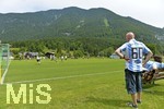 27.06.2017, Fussball Regionalliga Bayern 2017/2018, TSV 1860 Mnchen im Trainingslager im sterreichischen Obertraun, im Bundessport- und Freizeitzentrum (BSFZ). Fans am Spielfeldrand. 