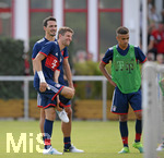 01.07.2017,  Fussball 1.Liga 2017/2018, FC Bayern Mnchen Trainingsauftakt an der Sbener Strasse in Mnchen, v.li: Mats Hummels (Bayern Mnchen) und Thomas Mller (FC Bayern Mnchen) lachend.
