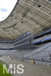 12.07.2017, Fussball 1.Bundesliga 2017/2018,  Die Allianz Arena Mnchen bekommt zwei neue und grere Anzeigetafeln, mit 200 Quadratmeter Gre doppelt so gro wie die alten (Europarekord). Hier wird sie auf der Sdkurve zusammengebaut, bevor sie mit einem Kran unter dem Dach befestigt wird.