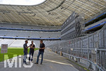 12.07.2017, Fussball 1.Bundesliga 2017/2018,  Die Allianz Arena Mnchen bekommt zwei neue und grere Anzeigetafeln, mit 200 Quadratmeter Gre doppelt so gro wie die alten (Europarekord). Hier wird sie auf der Sdkurve zusammengebaut, bevor sie mit einem Kran unter dem Dach befestigt wird. 