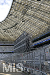 12.07.2017, Fussball 1.Bundesliga 2017/2018,  Die Allianz Arena Mnchen bekommt zwei neue und grere Anzeigetafeln, mit 200 Quadratmeter Gre doppelt so gro wie die alten (Europarekord). Hier wird sie auf der Sdkurve zusammengebaut, bevor sie mit einem Kran unter dem Dach befestigt wird.