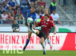 27.08.2017, Fussball 1. Bundesliga 2017/2018, 2. Spieltag, Hannover 96 - FC Schalke 04, in der HDI-Arena Hannover. v.l. Amine Harit (Schalke) gegen Pirmin Schwegler (Hannover) 