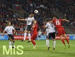 01.09.2017, Fussball WM-Qualifikation, 7.Spieltag, Tschechien - Deutschland, in Prag, Stadion Eden. li: Matthias Ginter (Deutschland) Kopfball.