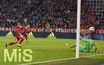 12.09.2017,  Fussball Championsleague 2017/2018, FC Bayern Mnchen - RSC Anderlecht, in der Allianz-Arena Mnchen. Thiago (FC Bayern Mnchen) trifft gegen Torwart Matz Sels (RSC Anderlecht) zum 2:0