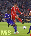 12.09.2017,  Fussball Championsleague 2017/2018, FC Bayern Mnchen - RSC Anderlecht, in der Allianz-Arena Mnchen. v.li: Dennis Appiah (RSC Anderlecht) gegen James Rodriguez (FC Bayern Mnchen).