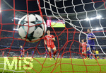12.09.2017,  Fussball Championsleague 2017/2018, FC Bayern Mnchen - RSC Anderlecht, in der Allianz-Arena Mnchen. Der Ball zappelt im Netz.