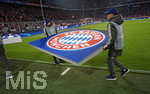 12.09.2017,  Fussball Championsleague 2017/2018, FC Bayern Mnchen - RSC Anderlecht, in der Allianz-Arena Mnchen. Zwei Helfer schleppen eine Tafel mit dem Logo des FC Bayern vom Feld.