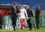 13.09.2017, Fussball UEFA Champions League 2017/2018,  Gruppenphase, 1.Spieltag, RB Leipzig - AS Monaco, in der Red Bull Arena Leipzig. Auswechslung , v.l. Trainer Ralph Hasenhttl (RB Leipzig) und Emil Forsberg (RB Leipzig) , Vierte Offizielle Harry Lennard (ENG) 