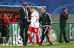 13.09.2017, Fussball UEFA Champions League 2017/2018,  Gruppenphase, 1.Spieltag, RB Leipzig - AS Monaco, in der Red Bull Arena Leipzig. Auswechslung , v.l. Trainer Ralph Hasenhttl (RB Leipzig) und Emil Forsberg (RB Leipzig) , Vierte Offizielle Harry Lennard (ENG) 