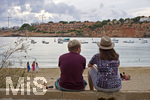 06.09.2017, Spanien, Insel Mallorca, Port Adriano, Zwei Urlauber sitzen am Strand und schauen auf das blaue weite Mittelmeer.