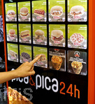 06.09.2017, Spanien, Insel Mallorca,  Santa Ponsa, In einem Automat an der Strasse kann man rund um die Uhr heisse Snacks, Burger und Hot-Dogs erwerben. (Modelreleased)