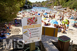 06.09.2017, Spanien, Insel Mallorca, die kleine Badebucht Cala Pi ist voll belegt mit Urlaubern. Das Rauchen ist hier verboten.