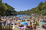 06.09.2017, Spanien, Insel Mallorca, die kleine Badebucht Cala Pi ist voll belegt mit Urlaubern. 