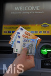 06.09.2017, Spanien, Insel Mallorca, Geld Abheben am Geldautomat in El Arenal.