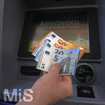 06.09.2017, Spanien, Insel Mallorca, Geld Abheben am Geldautomat in El Arenal.