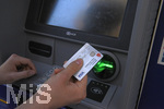06.09.2017, Spanien, Insel Mallorca, Geld Abheben am Geldautomat in El Arenal mit der VISA-Karte
