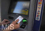 06.09.2017, Spanien, Insel Mallorca, Geld Abheben am Geldautomat in El Arenal mit der VISA-Karte