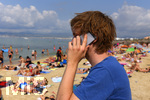 06.09.2017, Spanien, Insel Mallorca, Am Touristen-Hotspot Ballermann in El Arenal telefoniert ein junger Urlauber mit seinem Handy, (Modelreleased) 