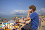 06.09.2017, Spanien, Insel Mallorca, Am Touristen-Hotspot Ballermann in El Arenal telefoniert ein junger Urlauber mit seinem Handy, (Modelreleased) 