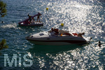 06.09.2017, Spanien, Insel Mallorca,  Parc natural de Mondrag, Cala Mondrago. Strand bei Mondrago.  Schiffe im Gegenlicht.